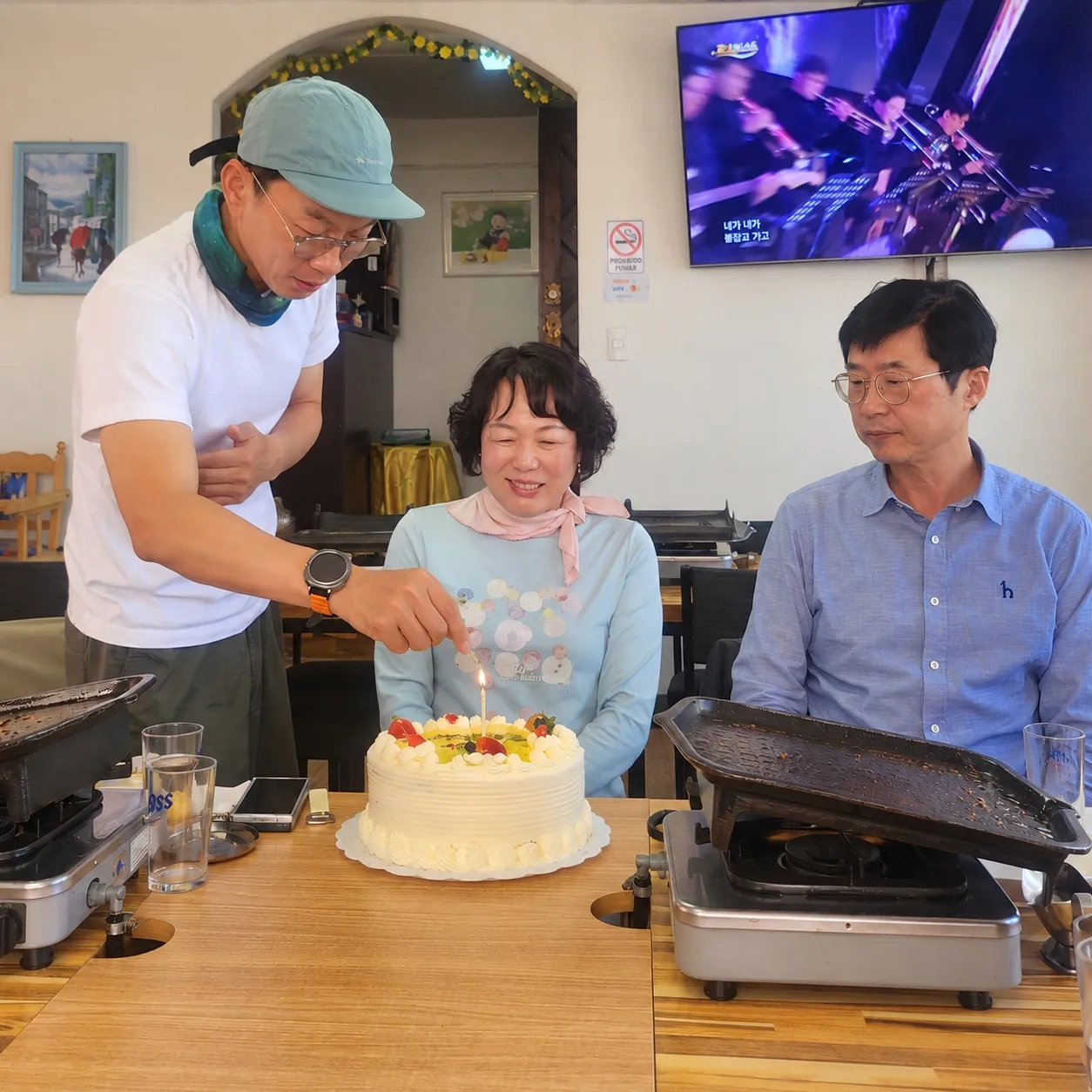 여행 중 고객의 생일을 케이크로 축하하는 모습
